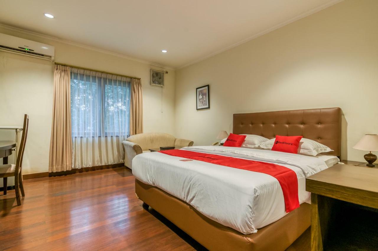 Reddoorz Plus Near Dharmawangsa Square Yakarta Exterior foto